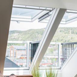 VELUX GDL Balkon Hout/Den wit gelakt ENERGIE PLUS Dakraam 3-fach lagerenergieramen