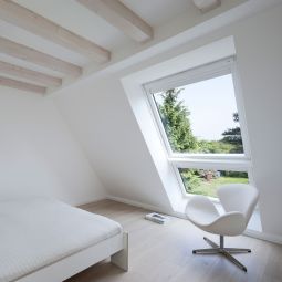 VELUX Dakraam lichtoplossing GGU GIU LICHTBAND Kunststof wit THERMO draaiendraaistoel Een dakraamset bestaande uit: zwaaideurraam met 2-voudig glas, aanvullingselement, dakraamgootstuk, verlengstuk