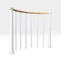 Minka-balustrade wit met verticale stijlen en ronde houten leuning